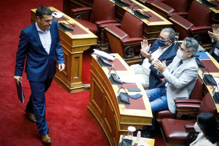 Αλ. Τσίπρας: Το ν/σ της κυβέρνησης «ισοπεδώνει το παιδί» – Η Βουλή «σε καταστολή»