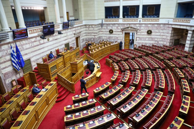 ΣΥΡΙΖΑ: Να λήξει το lockdown της Βουλής – Κ. Τασούλας: Λειτουργούμε προσεκτικά