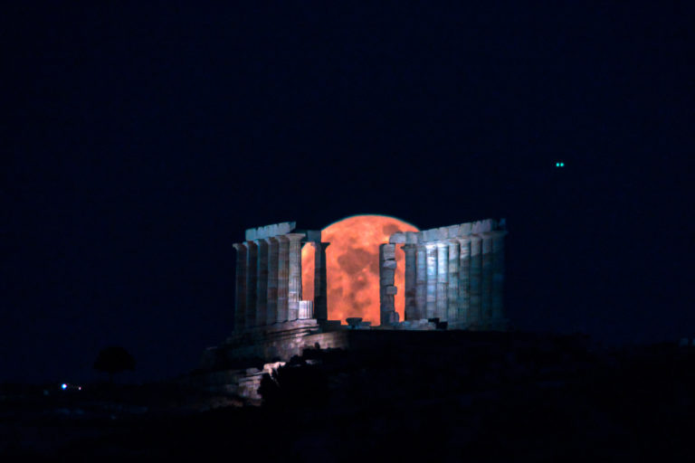 Εντυπωσιακές εικόνες από την υπερπανσέληνο