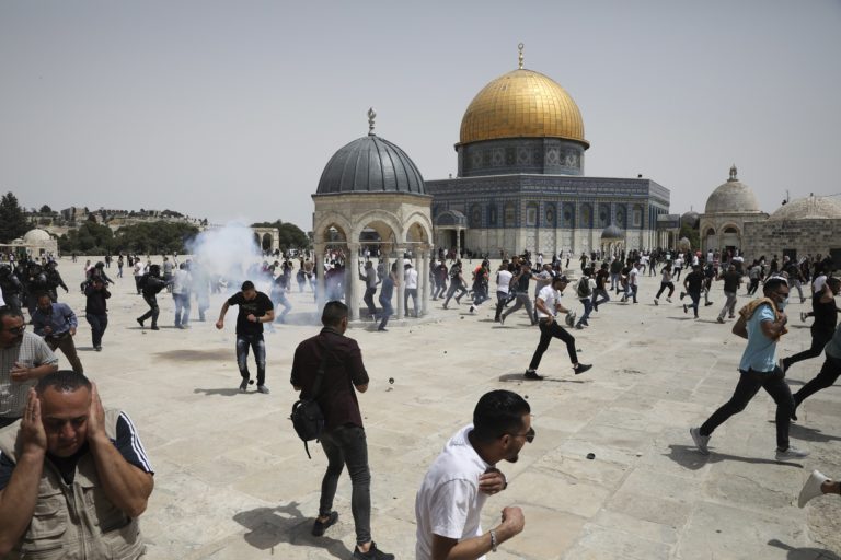 Μ. Ανατολή: Συγκρούσεις στην πλατεία των Τζαμιών λίγο μετά τη συμφωνία για κατάπαυση του πυρός Ισραήλ – Χαμάς