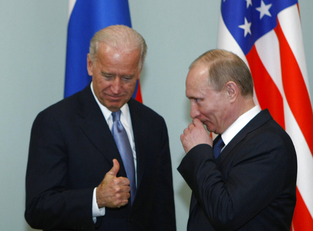 Ντ. Πεσκόφ: «Τεράστια ντροπή» η φραστική επίθεση Μπάιντεν στον Πούτιν