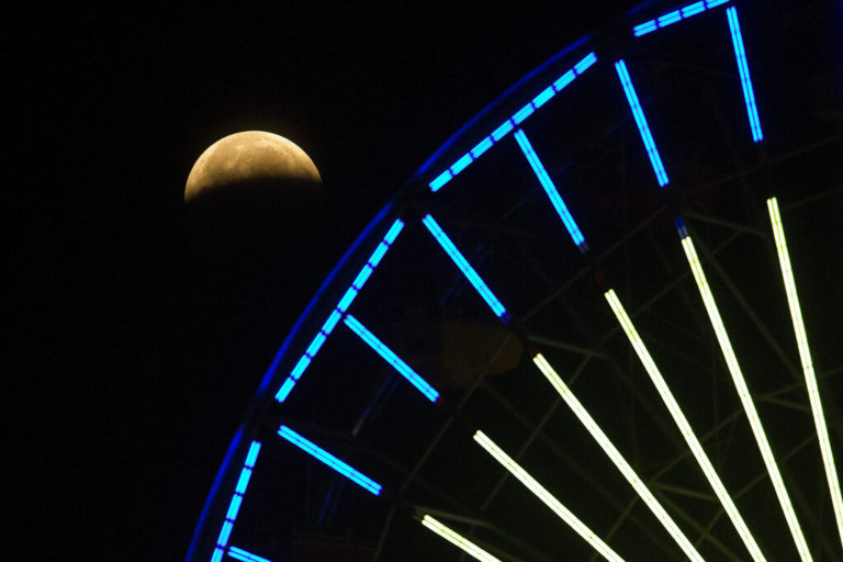 Φωτογραφίες από την εντυπωσιακή «υπερ-πανσέληνο» με έκλειψη της σελήνης
