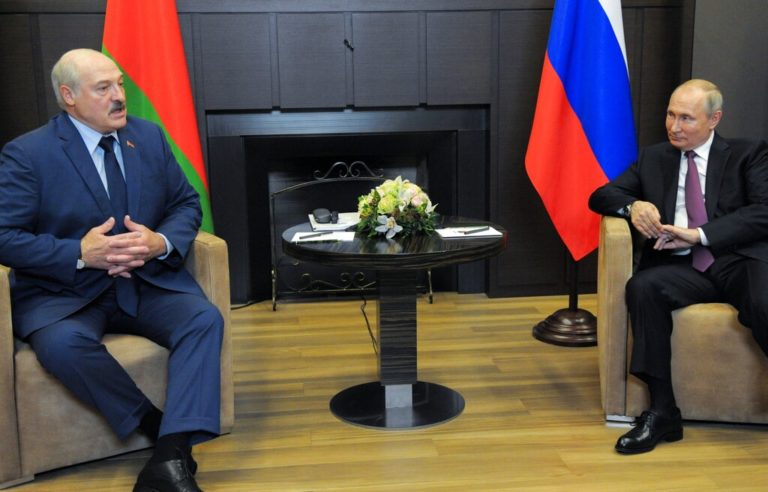 Εγκάρδιες συνομιλίες Πούτιν με Λουκασένκο σε πολυτελές γιοτ – Διαδηλώσεις σε Ευρώπη & Αυστραλία