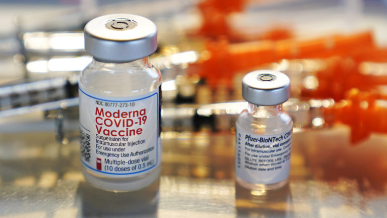 Ένας στους δύο Ισπανούς έχει εμβολιαστεί πλήρως