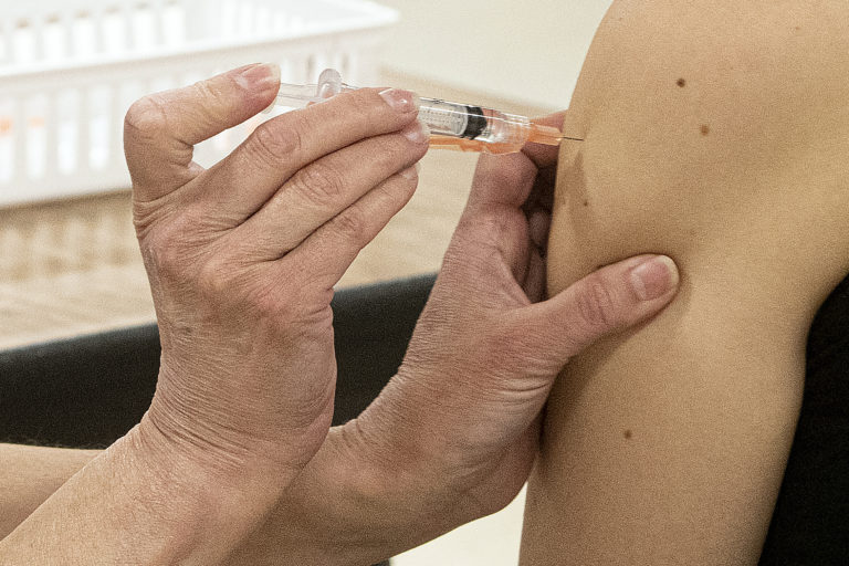 Εμβόλια: Μια αλυσιδωτή αντίδραση ίσως ευθύνεται για τις πολύ σπάνιες θρομβώσεις – Διαφωνίες