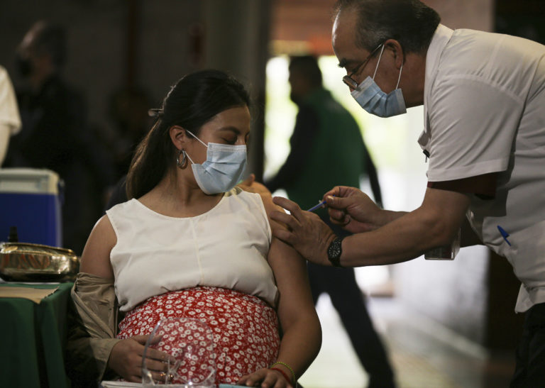 Έρευνα: Τα εμβόλια κατά του κορονοϊού προστατεύουν τις έγκυες και δεν κάνουν ζημιά στον πλακούντα