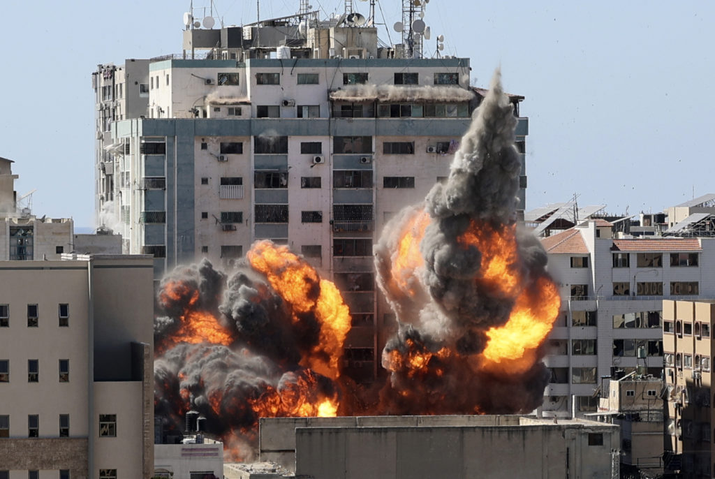 “Σοκαρισμένο και τρομοκρατημένο” το πρακτορείο ΑΡ από τον ισραηλινό βομβαρδισμό των γραφείων του στη Γάζα