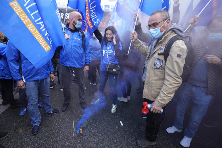 Γαλλία: Χιλιάδες αστυνομικοί διαδηλώνουν κατά της βίας