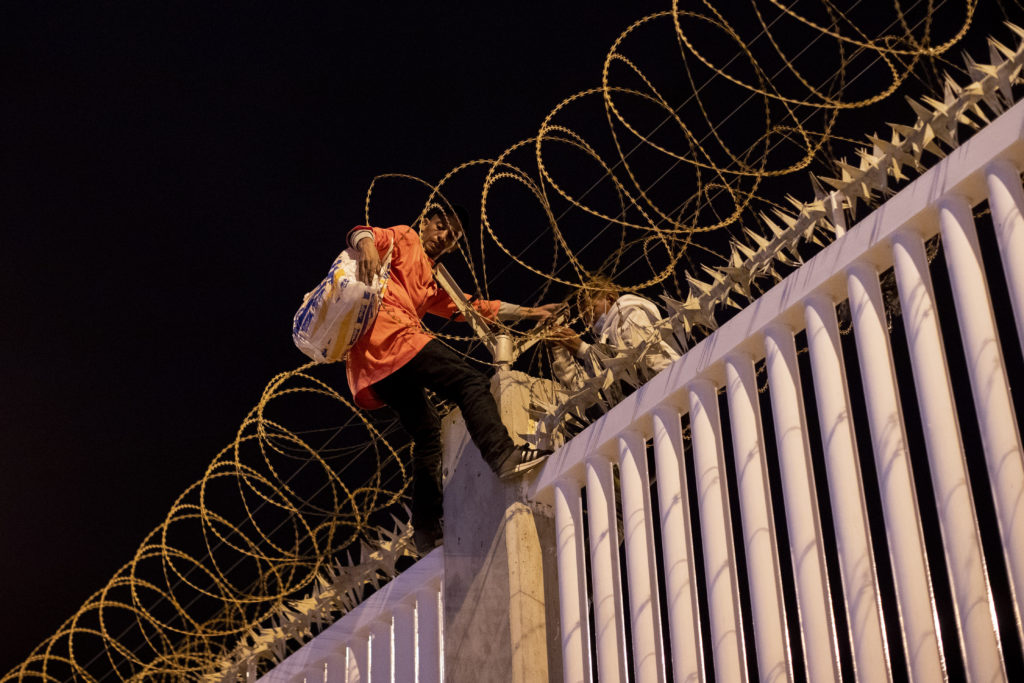 Ισπανία: Έκλεισαν τα σύνορα με το Μαρόκο – Εκατοντάδες παιδιά αναζητούν την οικογένειά τους