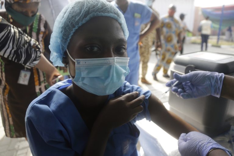 Π.Ο.Υ: Η Αφρική χρειάζεται άμεσα 20 εκ. δόσεις εμβολίων 