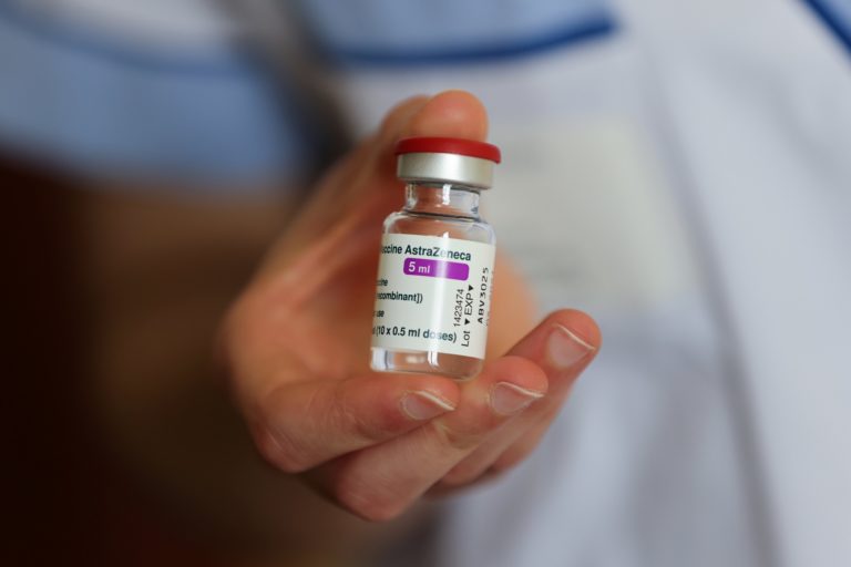 ΕΟΦ: Πέντε περιστατικά θρόμβωσης σχετίζονται με το εμβόλιο της AstraZeneca