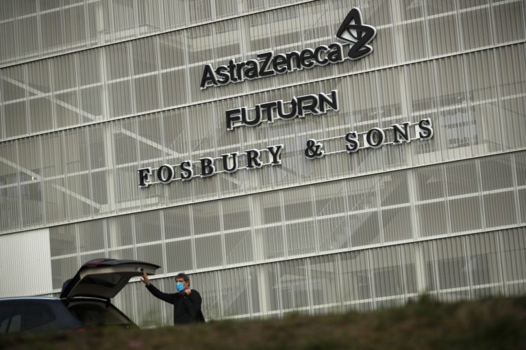 Διαψεύδει η AstraZeneca ότι παραβίασε το συμβόλαιο για την παράδοση εμβολίων στην Ε.Ε.