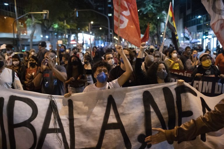 Βραζιλία: Σφαγή σε φαβέλα ξεσηκώνει χιλιάδες διαδηλωτές κατά της αστυνομικής βίας