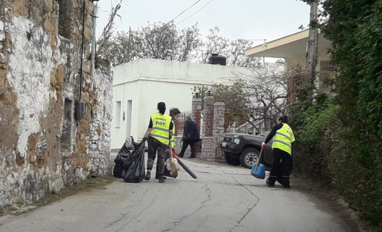 Καθαρίζονται οι αυλές στα Δημοτικά Σχολεία Χίου