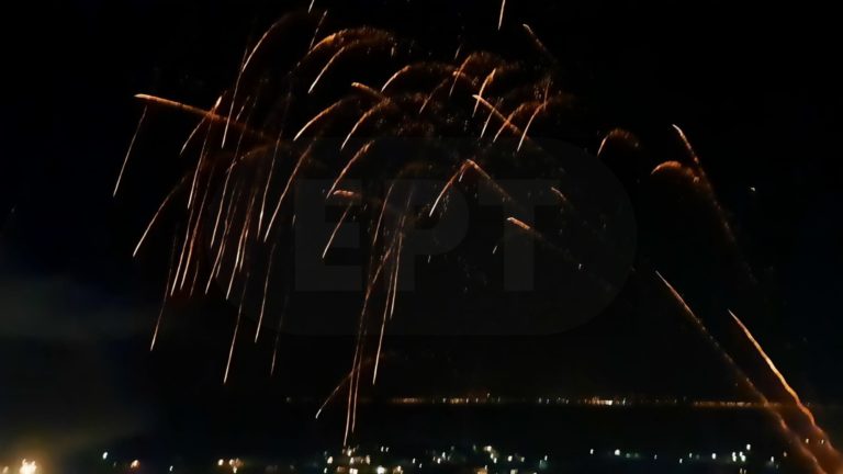 Βροχή αστεριών από ρουκέτες – Κρατήθηκε ζωντανό το έθιμο στο Βροντάδο Χίου