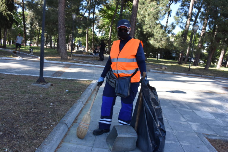 Κομοτηνή: Πολύτεκνη μητέρα καθαρίζει τα δύο Πάρκα της πόλης