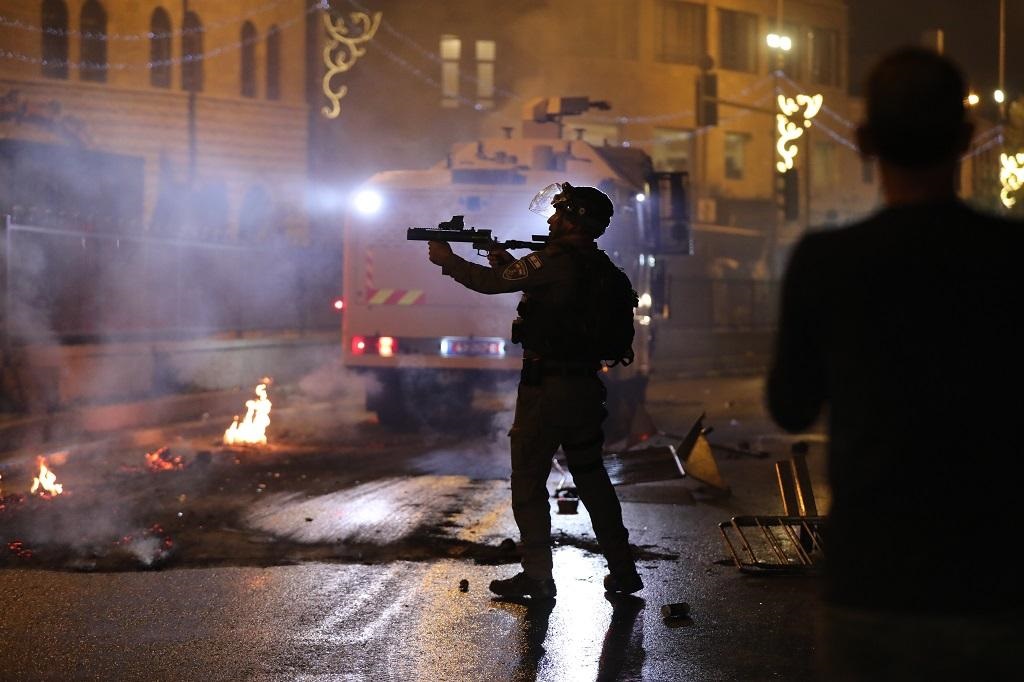 Στις φλόγες η Ανατολική Ιερουσαλήμ – Ολονύκτιες συγκρούσεις με δεκάδες τραυματίες