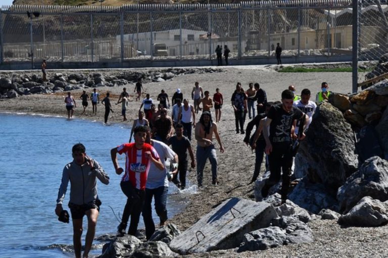 Διπλωματική κρίση Ισπανίας-Μαρόκου – Μαζική είσοδος 6.000 παράνομων μεταναστών στις ισπανικές ακτές