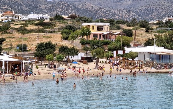 Εικόνες καλοκαιριού στις παραλίες του Αγίου Νικολάου