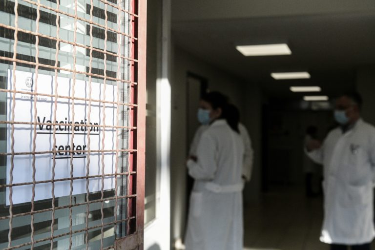 Δεν πέθανε από παρενέργειες του εμβολίου η 65χρονη στο Ίλιον – Τι έδειξε η ιστολογική εξέταση (video)