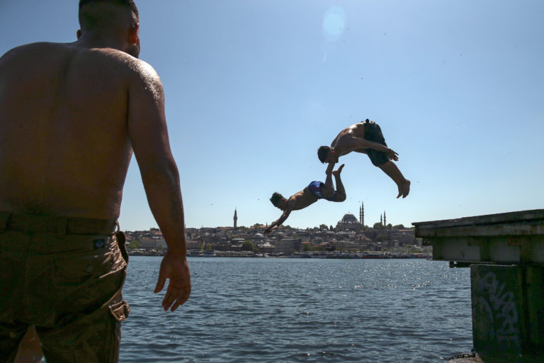 Ανοίγει τη Δευτέρα και στην Τουρκία ο τουρισμός — Αποσύρθηκε βίντεο-σκάνδαλο