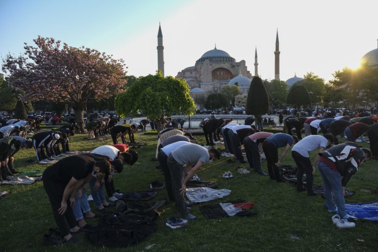 Πρωινή προσευχή του Μπαϊραμιού για πρώτη φορά στην Αγία Σοφία