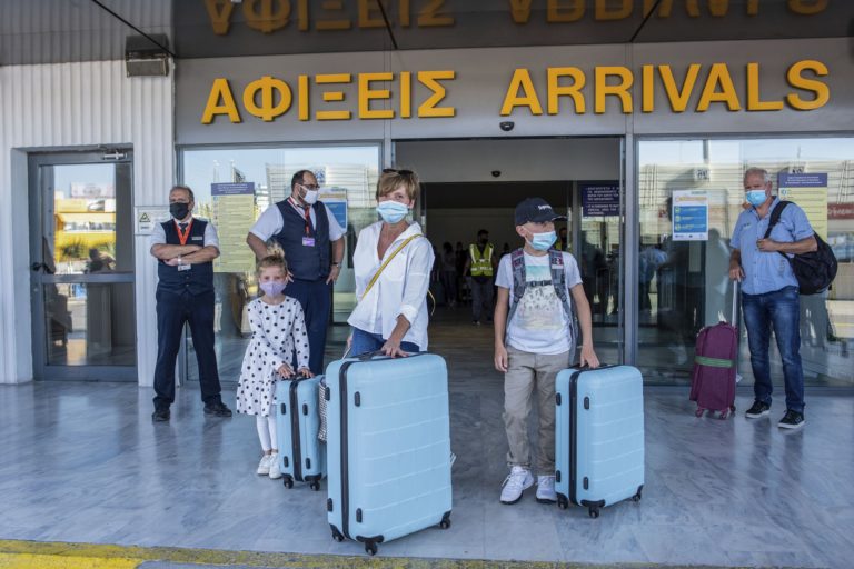 Βρετανία:  Ελληνικά νησιά εντάσσονται στην “πράσινη λίστα” ταξιδιωτικών προορισμών