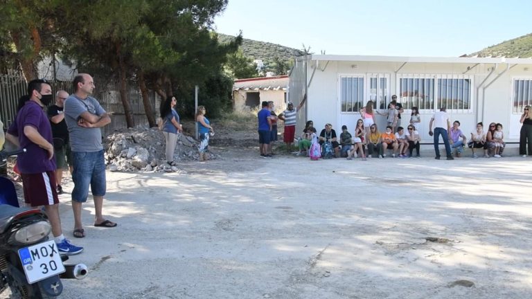 Άλυτα τα προβλήματα από τον σεισμό για τους μαθητές του σχολείου της Χώρας Σάμου