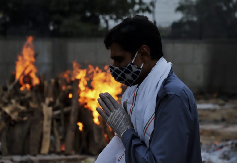 Ινδία: Δεύτερη στην παγκόσμια κατάταξη με 25 εκατ. κρούσματα και πάνω από 4.000 θανάτους την ημέρα