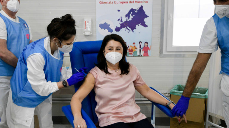 Ιταλία: Εξιτήριο για την φοιτήτρια μετά τις 6 δόσεις εμβολίου — Δεν υποβάλλει μήνυση