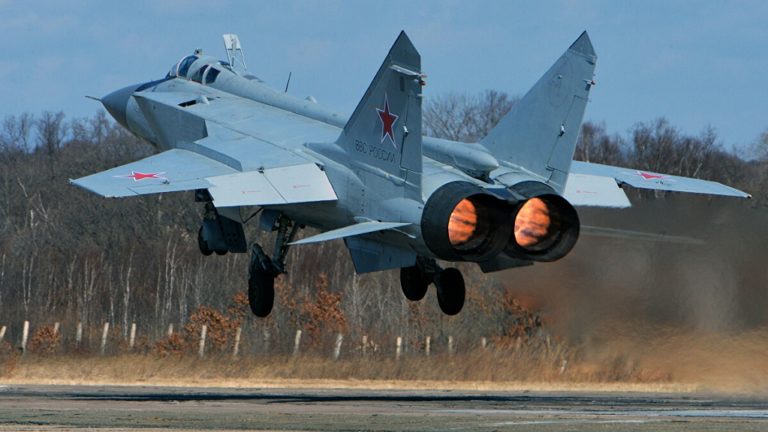 Mig-31 συνόδεψε αμερικανικό αναγνωριστικό πάνω από τη θάλασσα της Τσουκότκα