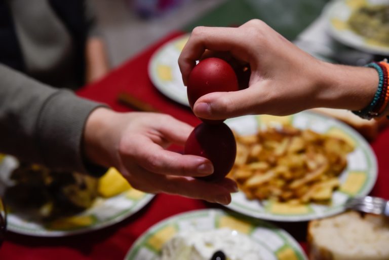 Πώς θα γιορτάσουμε το Πάσχα – Τι ισχύει με τα μέτρα κατά του κορονοϊού (video)