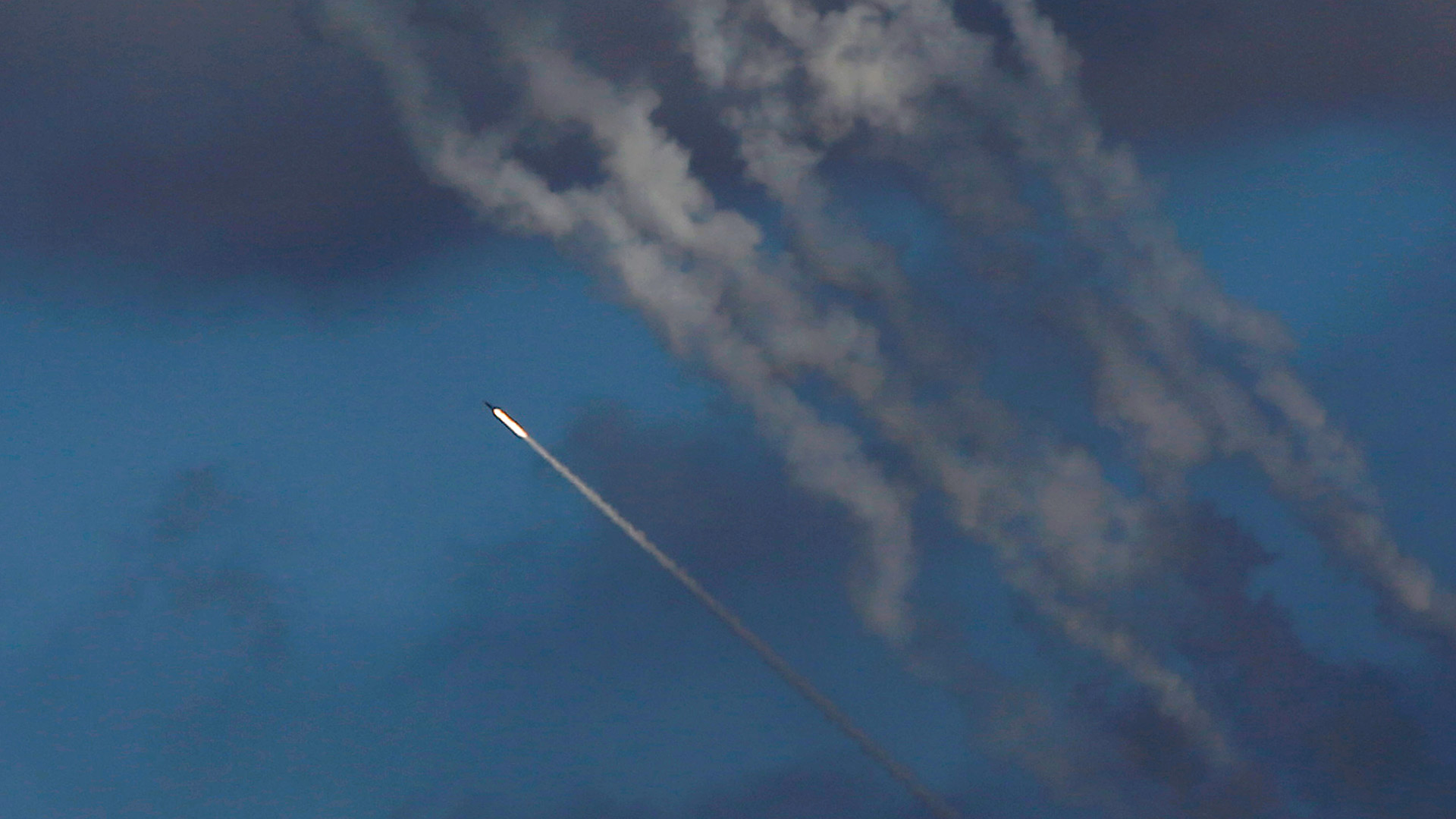 Πύραυλοι από τη Γάζα, αεροπορικά πλήγματα από το Ισραήλ συνοδεύουν την επίσκεψη Μπάιντεν στη Μέση Ανατολή