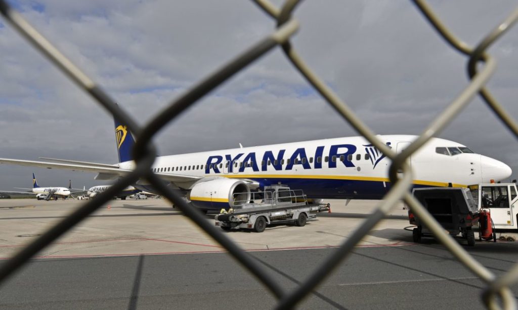 Η Ryanair κλείνει τη βάση της στην Αθήνα για το χειμώνα