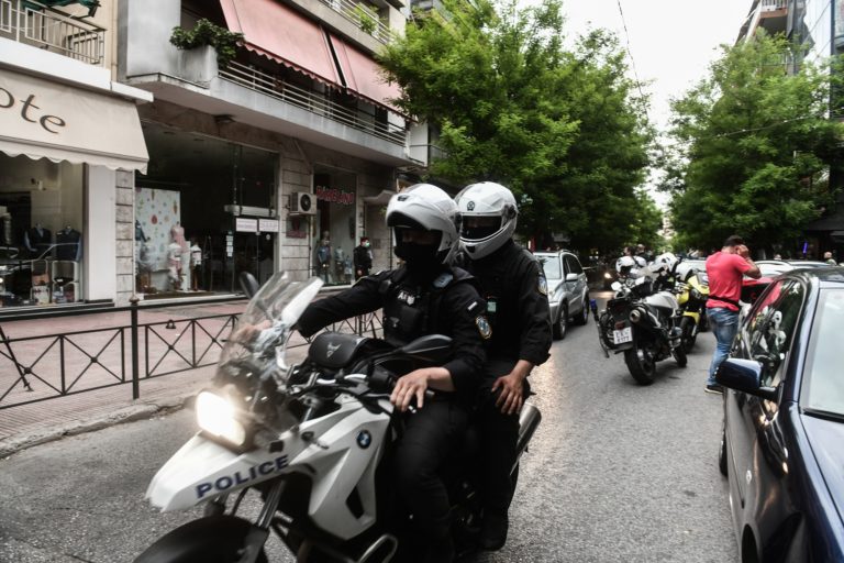 Μαφιόζικο έγκλημα σε καφετέρια στα Σεπόλια – Πυροβόλησαν άνδρα στο κεφάλι (video)