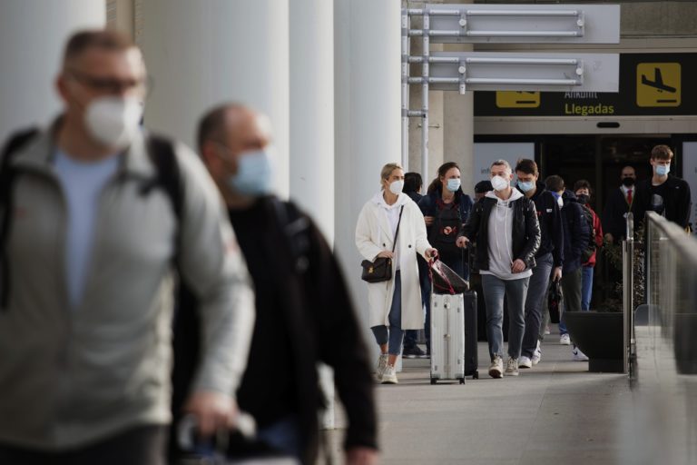 Η Ισπανία σχεδιάζει να επιτρέπει είσοδο των Βρετανών στη χώρα χωρίς τεστ PCR από 20 Μαΐου