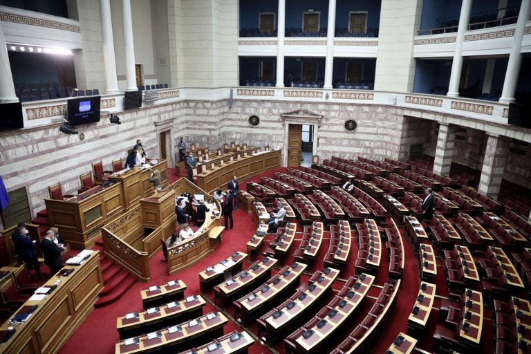 Βουλή: Με 156 “ναι” εγκρίθηκε το ν/σ για τη συνεπιμέλεια – Καταψήφισαν Γιαννάκου και Κεφαλογιάννη (video)