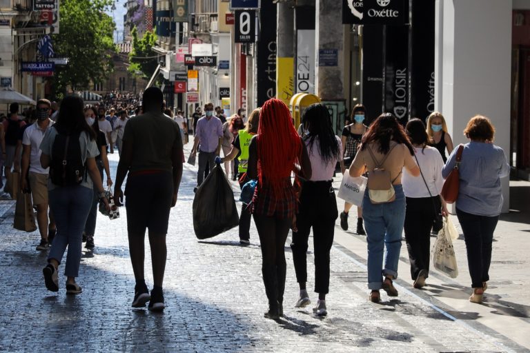 Τι μελετά η κυβέρνηση για την πρόσβαση σε κλειστούς χώρους ψυχαγωγίας, τα τεστ, τη μάσκα και την εκπαίδευση