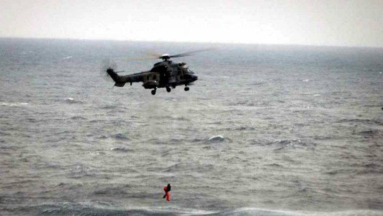 Ικαρία: Super Puma έσωσε 63χρονο χειριστή φουσκωτού κανό