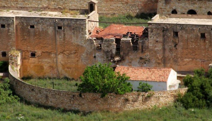 Καταρρέει το κτίριο του Διοικητηρίου του Ιτζεδίν στα Χανιά (ηχητικό- βίντεο)