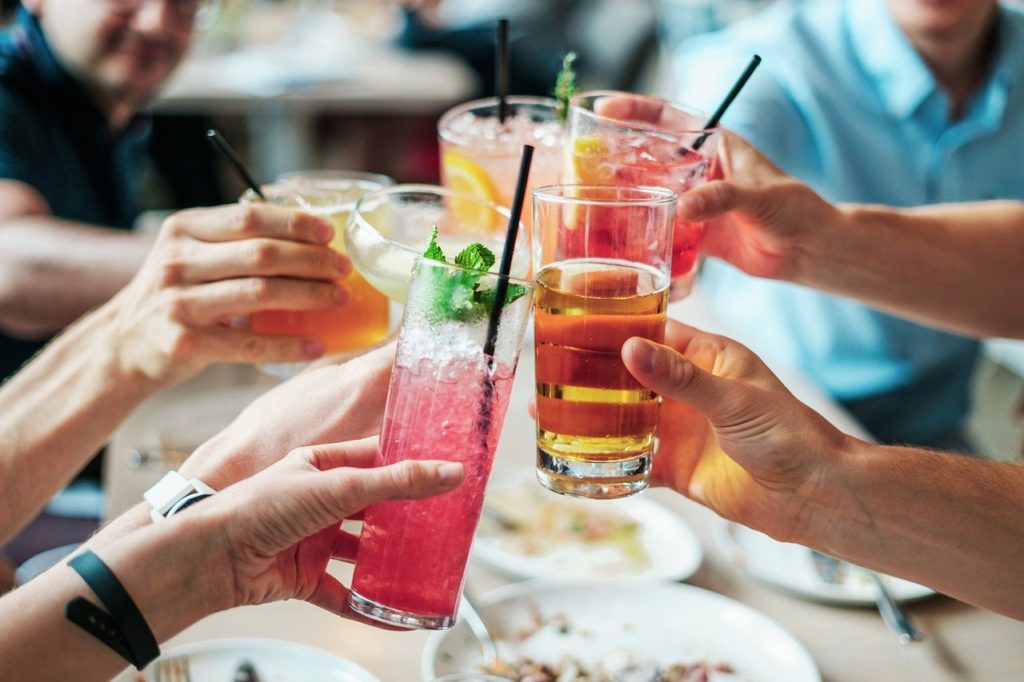 Έρευνα: Το αλκοόλ φέρνει τους ξένους πιο κοντά σωματικά
