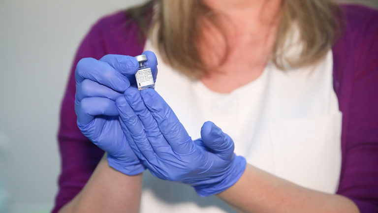 Π.Ο.Υ.: Καταστροφική η γρήγορη άρση των περιορισμών για όσους δεν έχουν εμβολιαστεί