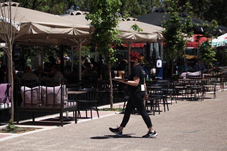 Άρση περιορισμών την Παρασκευή – Τι αλλάζει στην καθημερινότητά μας (video)