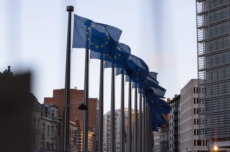 ΕΕ: Προωθούνται νέοι νόμοι για πολιτική διαφήμιση, εκλογικά δικαιώματα και χρηματοδότηση κομμάτων