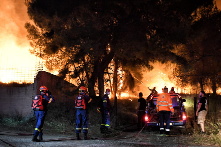 Φωτιά στην Κορινθία: Εκκένωση τριών ακόμη περιοχών – Mήνυμα από το 112