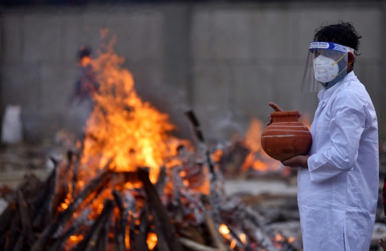 Νέο αρνητικό ρεκόρ στην Ινδία – 3.689 νέοι θάνατοι σε 24 ώρες