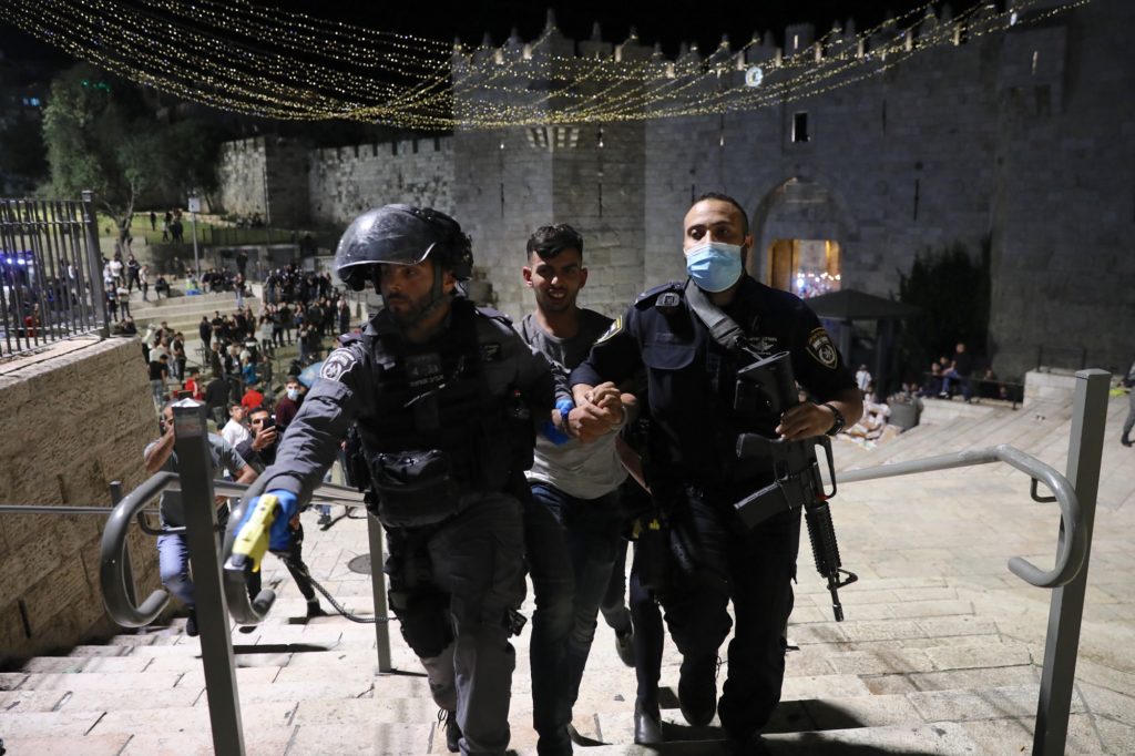 Συγκρούσεις Παλαιστινίων με Ισραηλινούς αστυνομικούς στην Πλατεία των Τεμένων