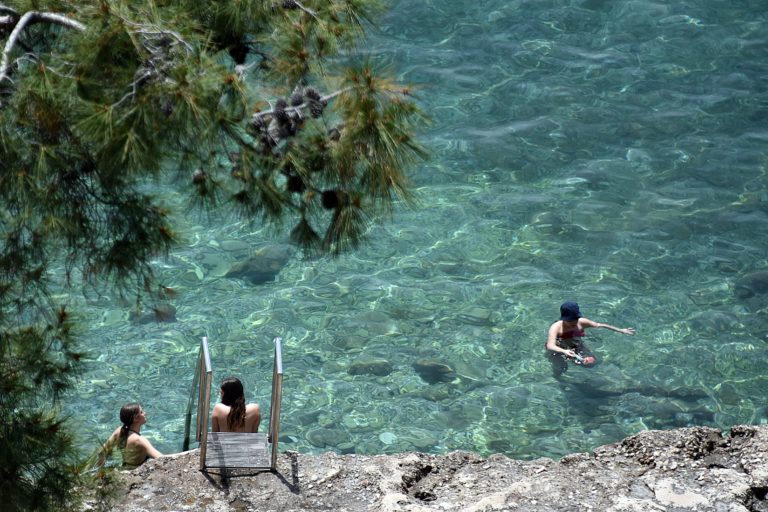 Ο καιρός με την Αναστασία Τυράσκη: Καλοκαιρία την Κυριακή, από Δευτέρα καταιγίδες  (video)