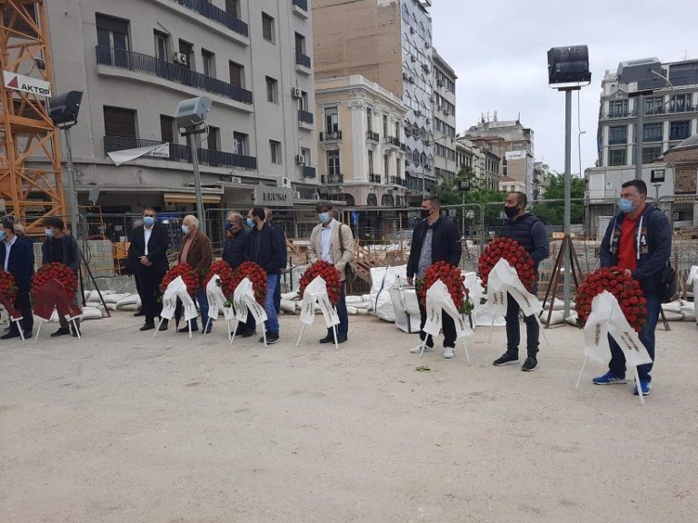 Στεφάνια από το ΚΚΕ στο Μνημείο του Καπνεργάτη στη Θεσσαλονίκη