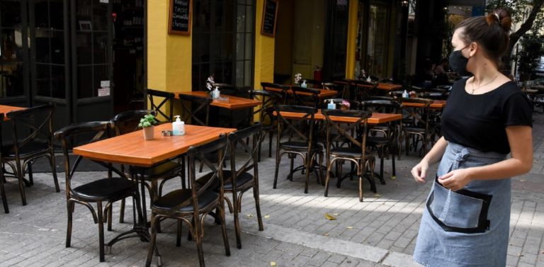 ΔΙΜΕΑ: Πρόστιμα 3.300 ευρώ σε εστιατόρια για μη χρήση μάσκας από τους εργαζόμενους